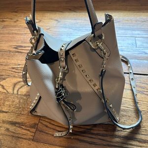 Very comfortable crossbody handbag